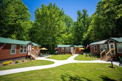 Deluxe cabins (exterior)