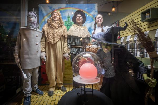 People dressed up in costumes posing perfectly still like mannequins